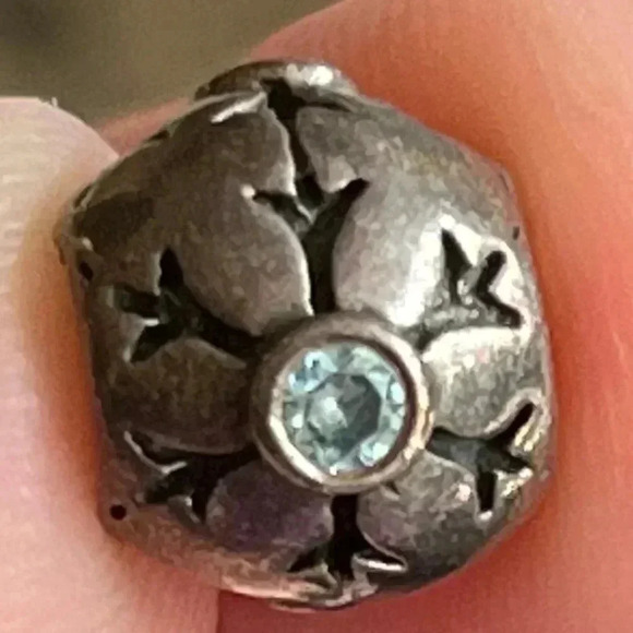 Authentic Snowflake Pandora Charm with blue stone RARE RETIRED - Picture 1 of 2
